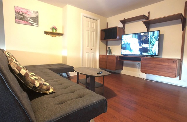 Sunny Apt Near Hopkins Shuttle, UMMC & Peabody Conservatory JHU - 4 min Walk