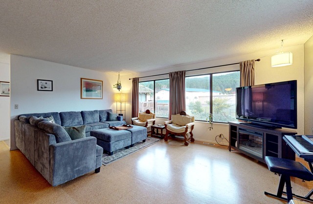 Sunny Brae home with private, enclosed yard - close to golf, hiking, & town