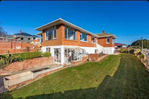 Sunny Comfortable and Quiet 温馨 family room