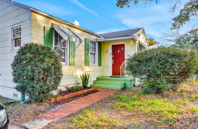 Sunny, dog-friendly central cottage with fenced yard & updated interior