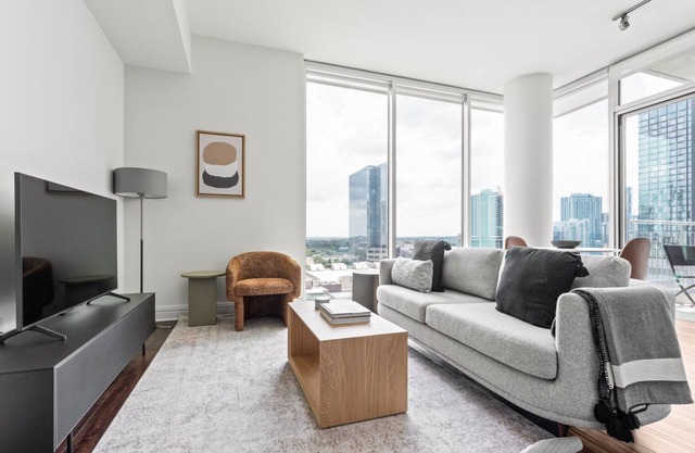 Sunny Downtown Austin 1BR w/Gym, Pool & W/D, nr Rainey St, by Blueground