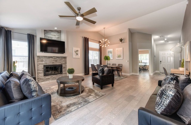 Sunny House Near Downtown Old Town Airport Yard Barbecue Shopping Zoo