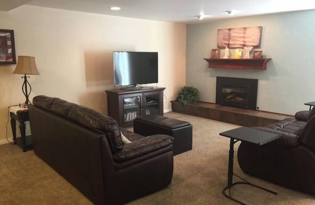 Sunny lower level house with epic MTN views