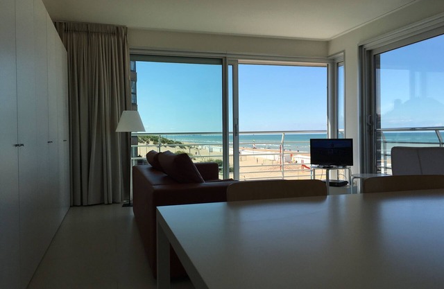 Sunny, modern corner apartment with frontal sea view