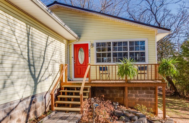 Sunny Side Up - Charming 2-bedroom cottage with in Fayetteville
