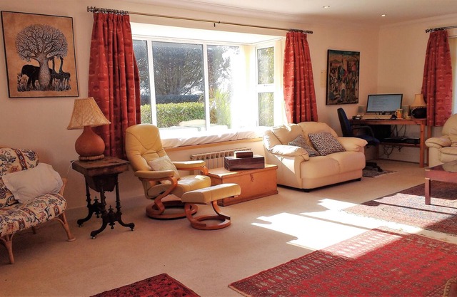 Sunny spacious bungalow & garden near cliff paths and beaches.