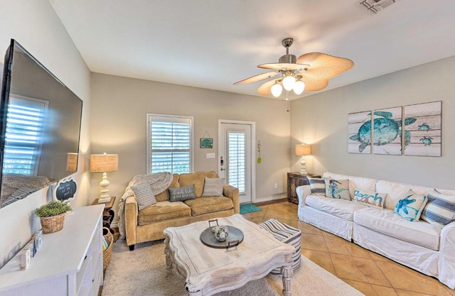 Sunny Townhome with Pool Access about 1 Mi to Beach