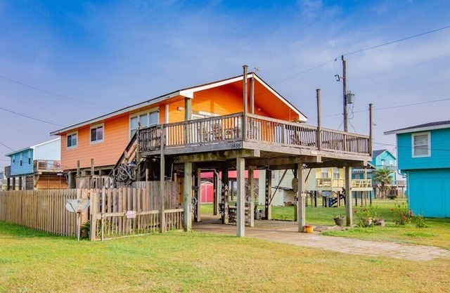 SunRay! 2nd Row, Ocean View, Walk to Beach, 3 Bedrooms, 2 Bathrooms, Family Home