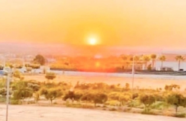 Sunrise view family ,swimming pool with close to beach !