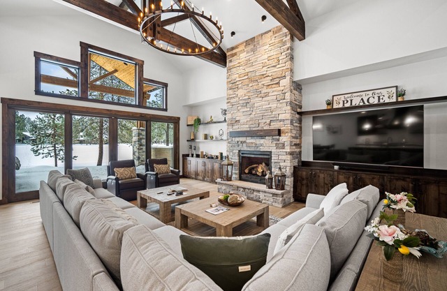 Sunriver Escape with Hot Tub, Golf Views & Firepit