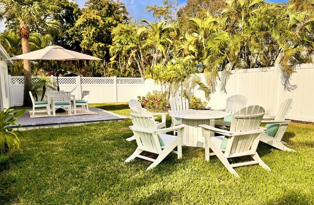 Sunset House 3 bed/3 bath property in historic Flamingo Park; 10 mins to beach