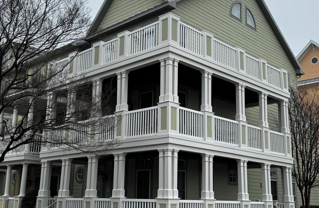 Sunset Island! Water views! 5BR townhome. Kayaks, Grill, Pools, Beach, Fishing