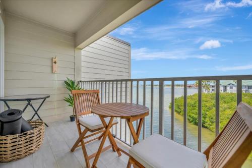 Sunset on the Bay Designer Condo with Private Balcony and Hotel Heated Pool