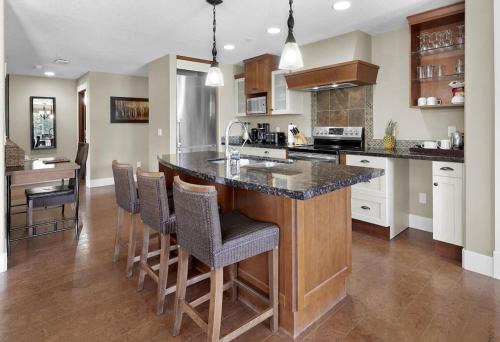 Sunset Ridge - Luxurious Corner Condo - Spectacular Mt Views with open Pool!