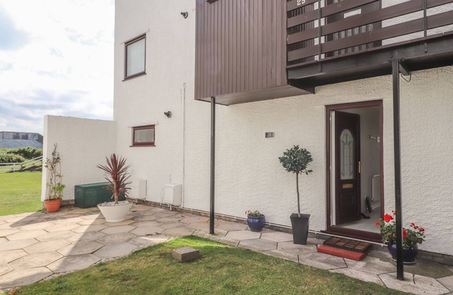 SUNSET SANDS, pet friendly, country holiday cottage in Deganwy