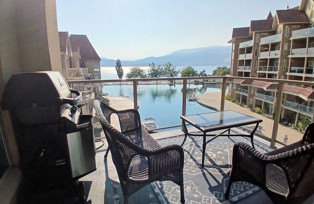 Sunset Waterfront Resort 4. Luxury Lakeside, Lakeview 2 bed/2 bath Kelowna Condo