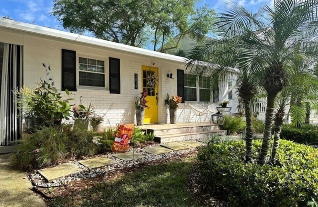 Sunshine House - 3 bed, 2 bath. Steps to Bayshoren