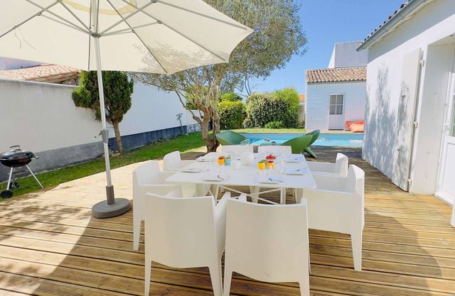 Superb villa with swimming pool in the village