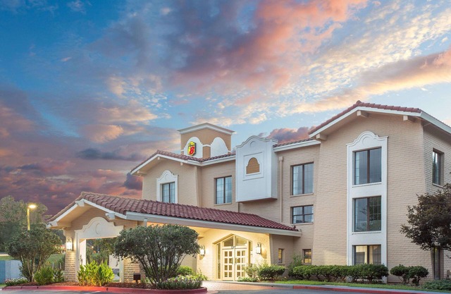 Super 8 by Wyndham Austell/Six Flags