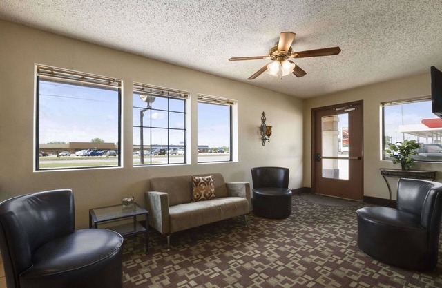 Super 8 by Wyndham Blackwell