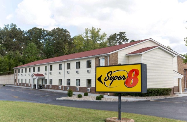 Super 8 by Wyndham Radcliff Ft. Knox Area
