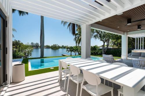 Super Modern Waterfront Paradise Near the Beach