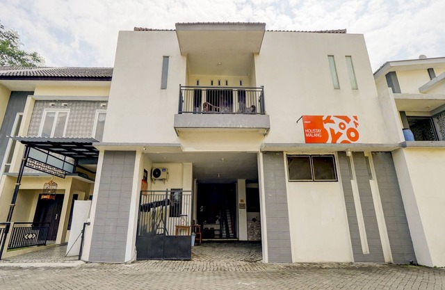 SUPER OYO Flagship 90502 Holistay Malang New