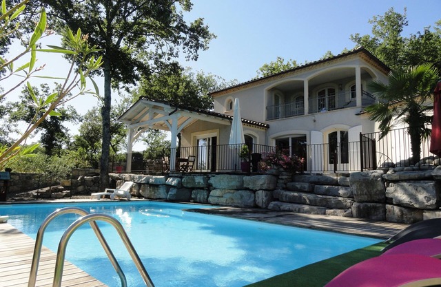 SUPERB AIR-CONDITIONED VILLA WITH POOL 15 KMS FROM VALLON PONT D'ARC