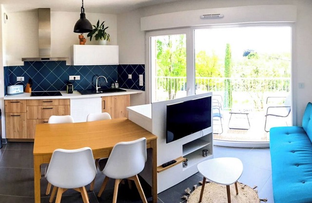 Superb apartment, exterior and 2 bedrooms. Private parking