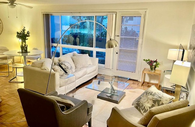 SUPERB LOCATION! 2 bedroom 2 stores garden level apartment in the heart of LA