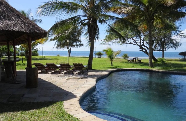 Superb lodge with AC in Inhassoro - 9 bedrooms available