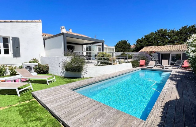 Superb villa with heated pool, near the sea