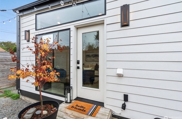 Superbly located Tiny house all Decked Out