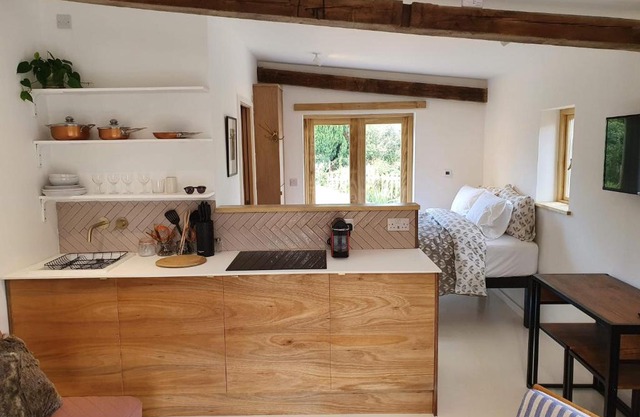 Swallow Studio - Private rural retreat with expansive garden