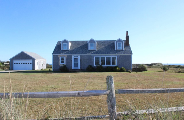 SWEEPING OCEAN VIEWS, HEAR THE SURF, 1 MINUTE WALK TO MADAKET BEACH
