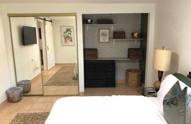 Sweet location - 8 mins to beach, airport, hospitals, downtown