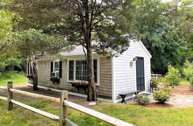 Sweetbriar ~ Charming Cape Cottage ~ Dog-Friendly!