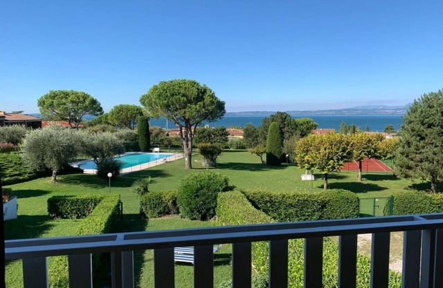 Swimming pool, barbecue, tennis - 20' min. from Gardaland!