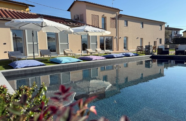 Swimming pool,Sauna,Jacuzzi,Barbecue,A/C,Billiards,WiFi,5minutes from the sea and downtown