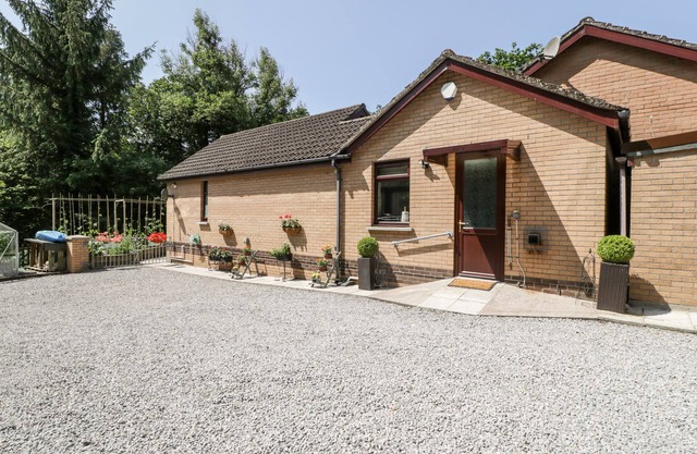 SWN Y NANT, romantic, character holiday cottage in Tondu