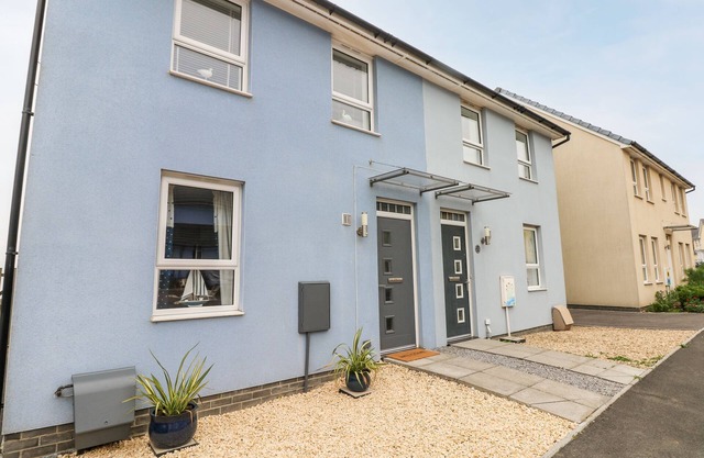 T? GLAS, pet friendly, country holiday cottage in St Brides Major