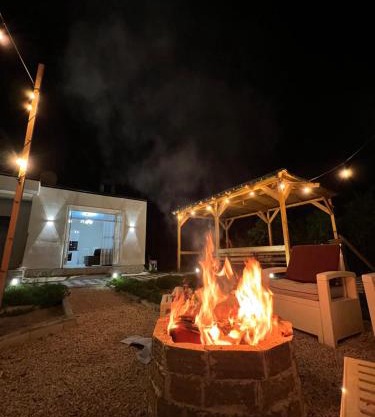 T & I Villa firepit, BBQ & grill