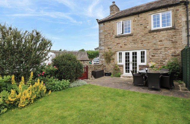 T'OTHER END ARKLE TOWN HOUSE, pet friendly, with open fire in Reeth
