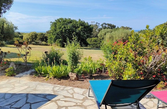 T2, 350 m from Bodri BEACH, Sea view, Air-conditioning, on large landscaped grounds.