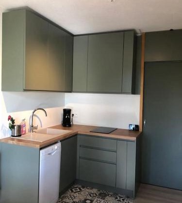 T2 Rez-de-chaussée terrasse et table extérieure