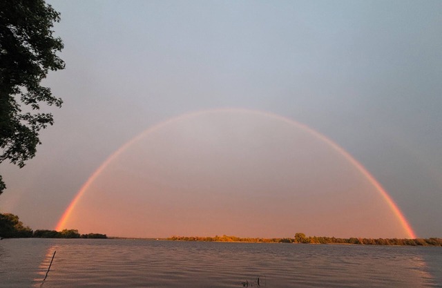 Tackle Box Retreat: Waterfront Escape with Fishing, Spa, Sauna, Pool & Gym