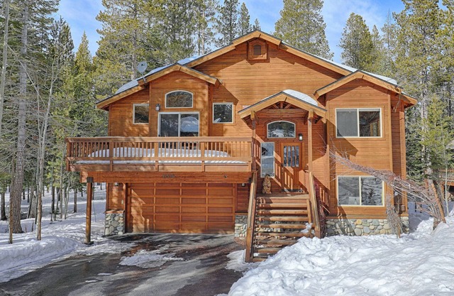 Tahoe Donner Luxury 4 BR House w/Hot Tub + Chef's Kitchen + Tesla Charger