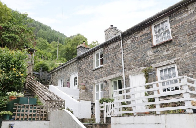 TANRALLT, romantic, character holiday cottage in Corris