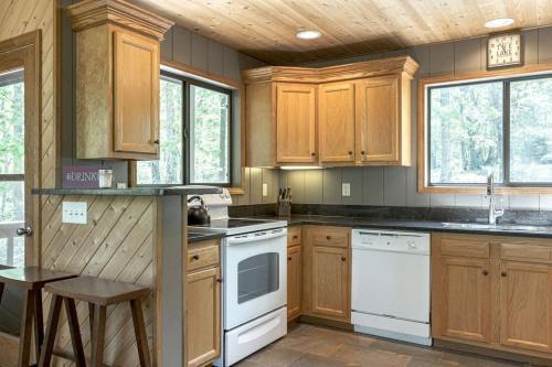 Tarnhouse Lakefront Cottage