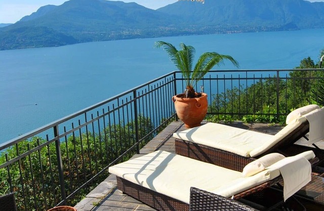 tasteful small house with beautiful view on the lake